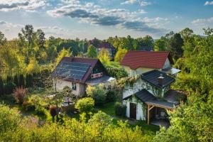 an aerial view of a house with solar panels on the roof at Kurna Chata domek w Karkonoszach in Janowice Wielkie