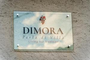 um sinal na parede que diz dimorera perilla de villa living em Historical Wine Retreat - 5 min drive from Tirano em Villa di Tirano