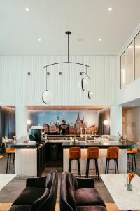 根特的住宿－Residence Inn Ghent by Marriott，一间带酒吧的客厅和一间厨房