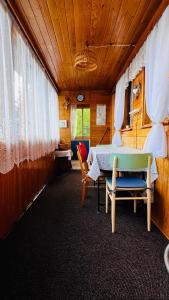 una habitación con mesa y sillas en una casa en Chata Jedovnice, en Jedovnice