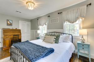 ein Schlafzimmer mit einem großen weißen Bett mit einer blauen Decke in der Unterkunft Bright Cornwall-On-Hudson Vacation Rental! in Cornwall-on-Hudson