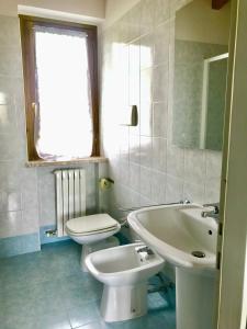 een badkamer met een toilet en een wastafel bij Appartamenti Villafiorito in Lazise