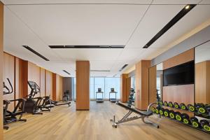 een fitnessruimte met loopbanden en een flatscreen-tv bij Fairfield by Marriott Yuyao in Yuyao
