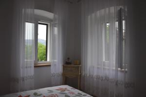 1 dormitorio con cortinas blancas, 1 cama y ventana en Apartment Sweet Home en Split