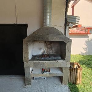 un horno de piedra con un fuego dentro de él en Christina Apartments, en Keramotí