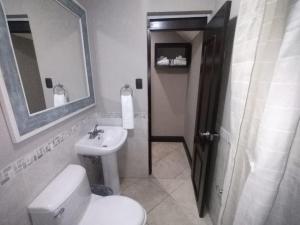 Un baño de L´Aurora Inn hostal 20 fotos más