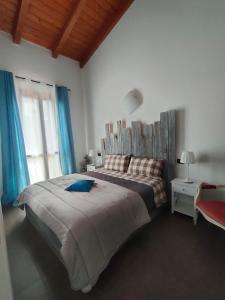 1 dormitorio con 1 cama grande y cabecero de madera en Casa Venere en Ferrara