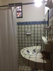 La salle de bains est pourvue d'un lavabo et d'une douche. dans l'établissement Hotel Rancho Escondito, à Puerto Escondido