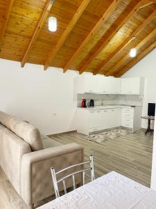 ein Wohnzimmer mit einem Sofa und einem Tisch in der Unterkunft P&K apartment Pogradec in Pogradec