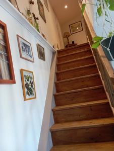 - un escalier dans une maison avec des marches en bois dans l'établissement Gîte Zoé, à Chervettes