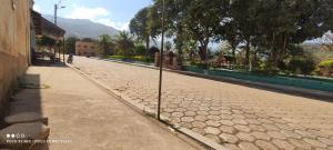 a street with a pole in the middle of a road at Suites Hostal V&D Caranavi, La Paz in Caranavi