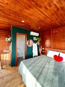 Cama ou camas em um quarto em Cabanas Românticas em meio a Natureza - Anitápolis/SC - CB05