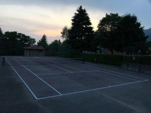 Tenis a/nebo squash v ubytování MiniLOFT con Piscina Lago di Como Lecco nebo okolí