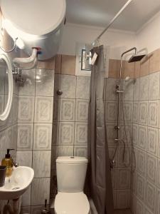 uma casa de banho com um WC e um lavatório em Minimal & cozy ΔΙΑΜΕΡΙΣΜΑ ΜΕ ΔΩΡΕΑΝ ΧΩΡΟ ΣΤΑΘΜΕΥΣΗΣ em Kavala