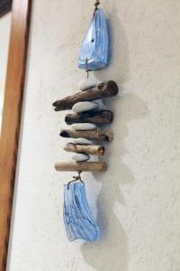 um grupo de pedras e guarda-chuvas numa parede em Albatros Suite Home em Pozzuoli