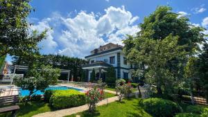 a house with a swimming pool in the yard at Heaven White Palace in Bostancı