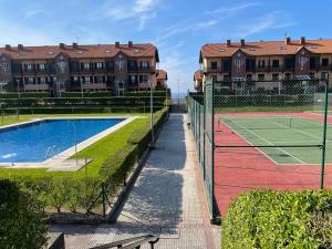 kort tenisowy z dwoma kortami tenisowymi w obiekcie Bonito dúplex con vistas al mar w mieście Comillas