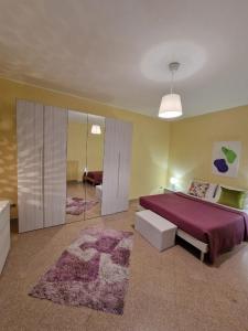 um quarto com uma cama e um quarto com um espelho em CIVICO 26 em Bisceglie