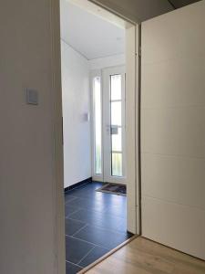 an empty room with a hallway with a door at Moderne EG 2-Zimmer Wohnung in Trier