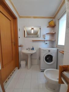 uma casa de banho com um lavatório e uma máquina de lavar roupa em CIVICO 26 em Bisceglie