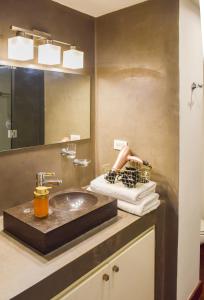 uma casa de banho com um lavatório e um espelho em Best location - Unique and charming loft na Cidade do Panamá