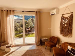 sala de estar con puerta corredera de cristal que da a un patio en Casa Bukit Gites, en Pierrerue