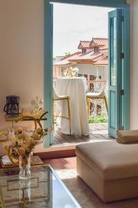 un soggiorno con tavolo e divano di Best location - Luxury and charming loft a Città di Panama