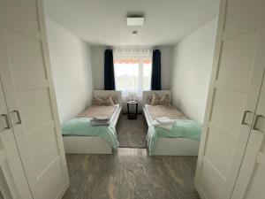 a small room with two beds and a window at Luxus Wohnung & Apartment nähe Hannover & Messe in Hannover