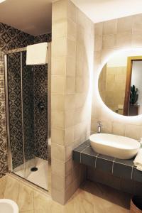 uma casa de banho com um lavatório e um espelho em Albatros Suite Home em Pozzuoli