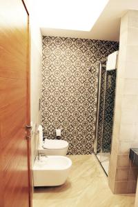 uma casa de banho com um WC e uma parede em Albatros Suite Home em Pozzuoli