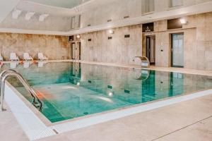 una gran piscina en un gran edificio en Comfortable apartment, swimming pool, sauna, fitness, Dziwnów en Dziwnów
