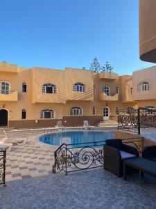 un patio con piscina en un edificio en AMWAJ HOTEL, en El Jadida