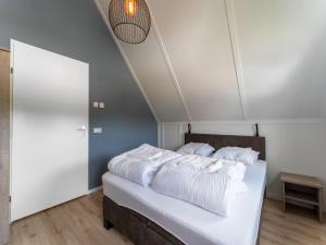 Postel nebo postele na pokoji v ubytování Beautiful Holiday Home in Scherpenisse near Beach
