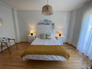 een slaapkamer met een groot bed en 2 nachtkastjes bij Prados de la Magdalena in San Leonardo de Yagüe