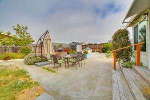 un patio con mesa, sillas y sombrilla en Seaside Vacation Rental with Patio Near Monterey Bay, en Seaside