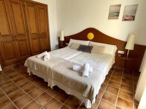 松霍里吉爾的住宿－"Sa Posta" Casa Vacacional Son Xoriguer con Piscina，一间卧室配有带毛巾的床