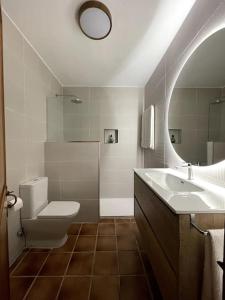 松霍里吉爾的住宿－"Sa Posta" Casa Vacacional Son Xoriguer con Piscina，一间带卫生间、水槽和镜子的浴室