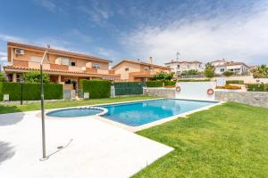 Bazén v ubytovaní Miami Platja Casa LOGA alebo v jeho blízkosti