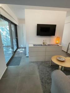 TV a/nebo společenská místnost v ubytování Charming Coastal Retreat + 1 fotografie