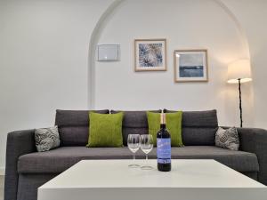 butelkę wina na stole z dwoma kieliszkami wina w obiekcie Apartamentos Bielsa 'Madrid Río' w Madrycie