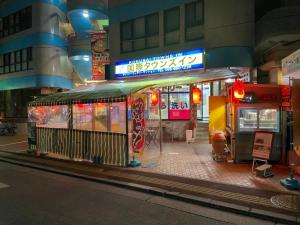 un stand de restauration au milieu d'une ville la nuit dans l'établissement Kokusai Towns Inn - Vacation STAY 35452v, à Naha
