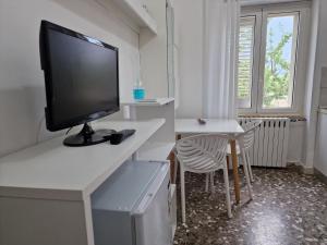 a living room with a desk with a television on it at Meraviglia d'Otranto in Otranto