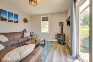 Ein Sitzbereich in der Unterkunft Pennsylvania Home - Porch, Grill and Foosball Table!