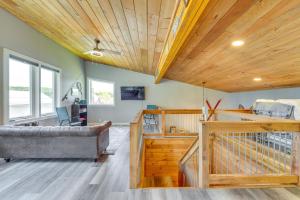 ein Wohnzimmer mit einem Sofa und Holzdecken in der Unterkunft Pennsylvania Home - Porch, Grill and Foosball Table! in Ulysses