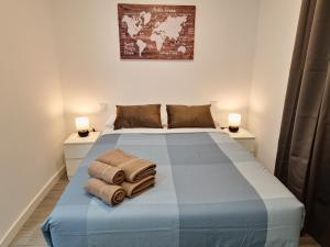 een slaapkamer met een bed met handdoeken erop bij Apartamentos Bielsa 'Madrid Río' in Madrid