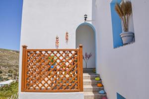 een trap met een houten hek en kleurrijke ballen bij nikola's house in Adamas