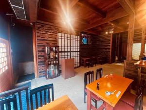 un restaurante con mesa y sillas en una habitación en Kominka Dining Bar Yumeyashiki- Vacation STAY 50909v en Karatsu