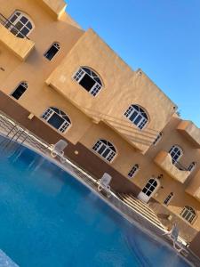 AMWAJ HOTEL内部或周边的泳池