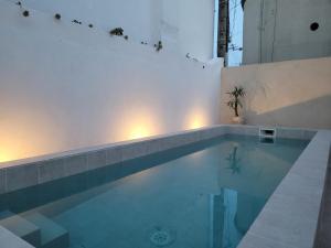basen w budynku z oświetleniem w obiekcie L Arancio - Centre village - Piscine - 4 pers w mieście Bessan +18 zdjęć
