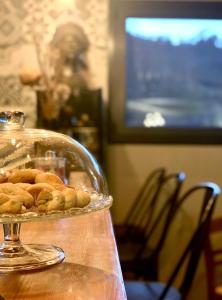 um prato de vidro cheio de doces numa mesa em Hotel Koferita em Melissourgoi